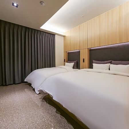 Yeoubi Hotel Чангуон Екстериор снимка