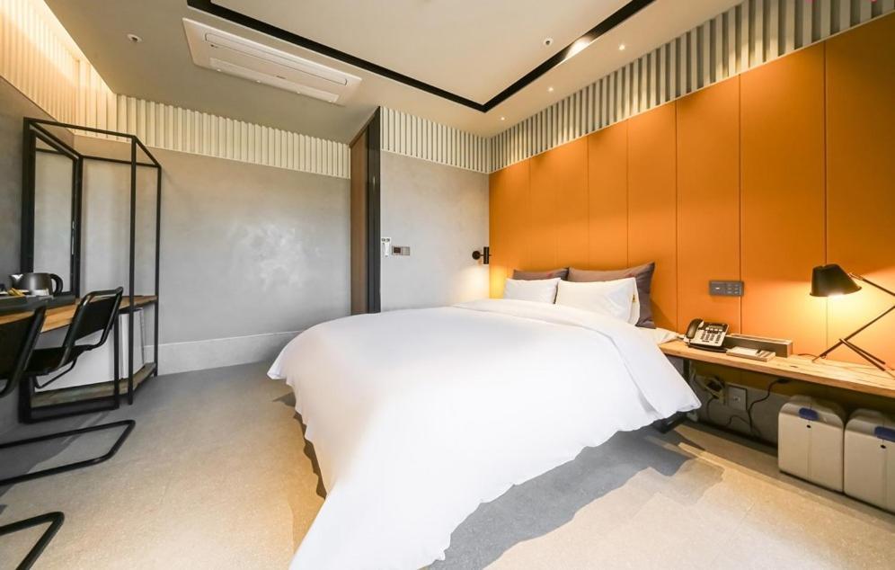 Yeoubi Hotel Чангуон Екстериор снимка